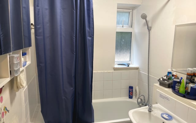 Room in Raynes park/Wimbledon area