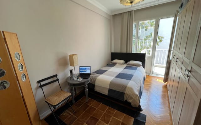 Superbe appartement avec chambre privée et balcon.