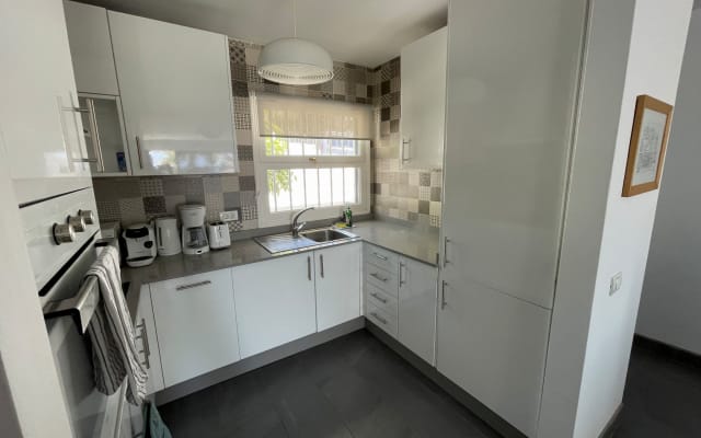 Moderno y espacioso apartamento con vistas al mar, cerca de la playa y 