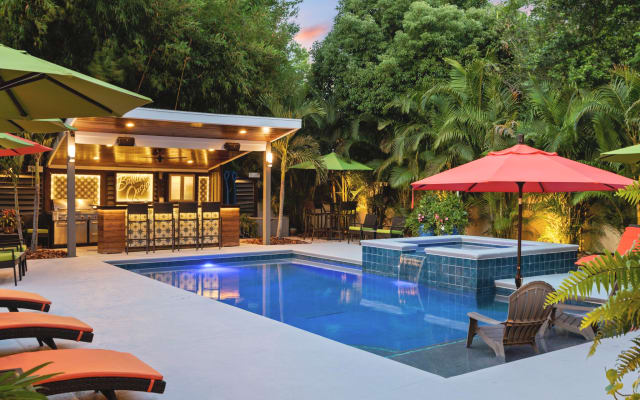 Poolside Hideaway: En-suite #2