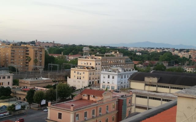 Quarto arco-íris no telhado romano