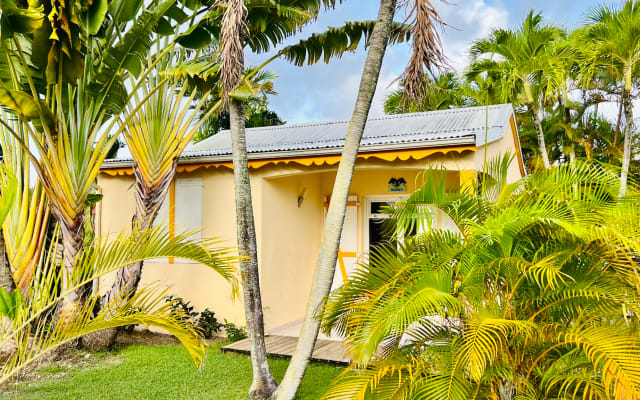 Maison tout confort dans jardin tropical avec piscine