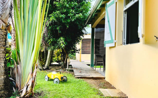 Maison tout confort dans jardin tropical avec piscine