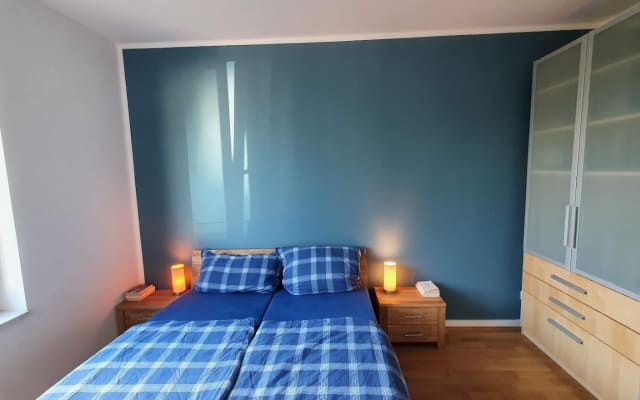 Helles Zimmer in einer großen Wohnung nahe Ostkreuz