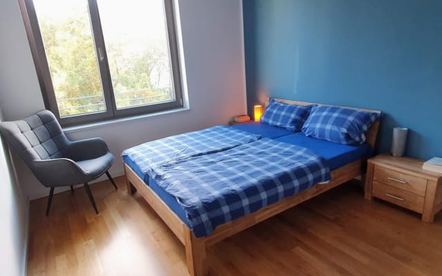 Helles Zimmer in einer großen Wohnung nahe Ostkreuz