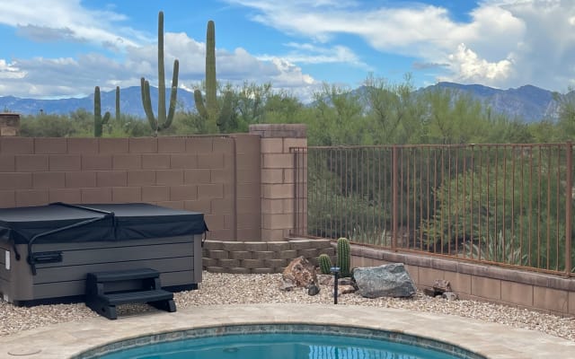 Sous le soleil de Tucson : Lit Queen avec TV et salle de bain privée