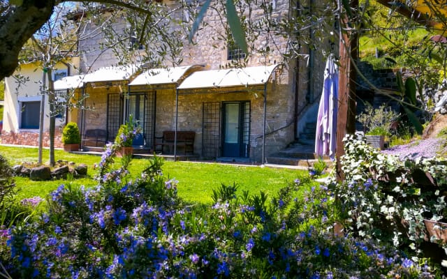 B&B Pontepietra - grande chambre double avec vue sur le jardin