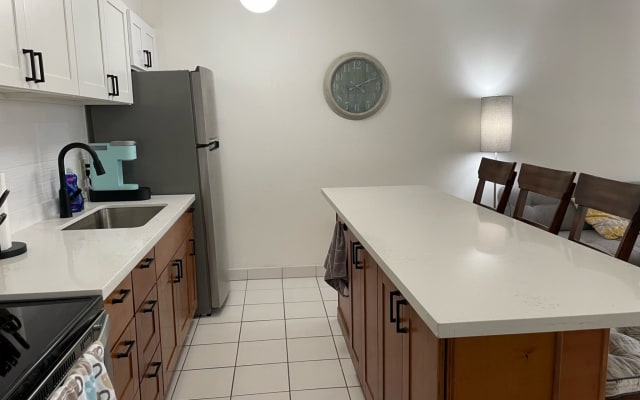 Walk to Hulas   One-Bedroom with Parking - Picture 3