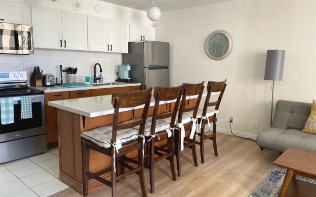 Walk to Hulas   One-Bedroom with Parking - Picture 4