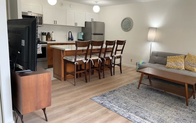 Walk to Hulas   One-Bedroom with Parking - Picture 6