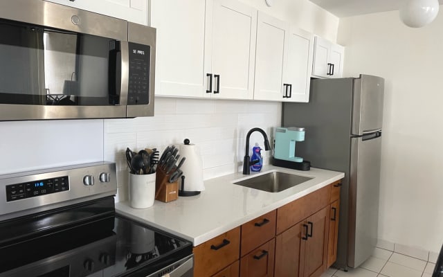 Walk to Hulas   One-Bedroom with Parking - Picture 2