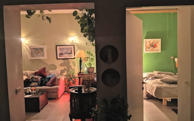 grande casa eclética e artística, quarto privado, grande sala de estar 