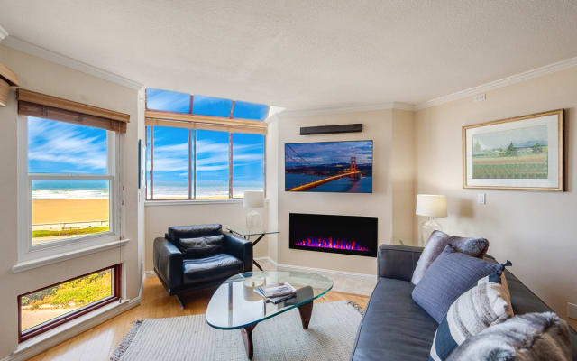  OCEANFRONT UPSCALE condo,  balcony, elevator, VIEW