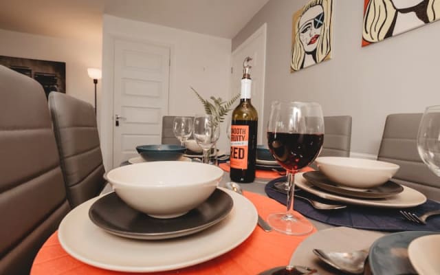 Coyle House- King bed, pets, corporates, parking x2, fast wifi
