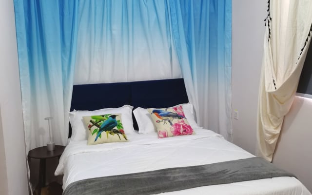 Lake View Bedroom 2 - Queen bed