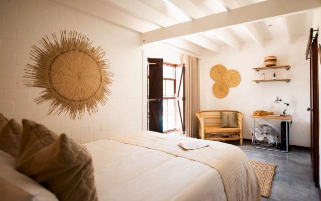 Gonana Guesthouse - Queen-Zimmer mit Fenster und Blick auf den Pool...