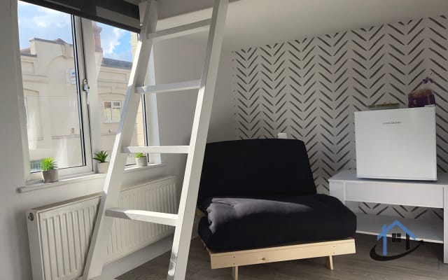 Room 2 - Double room, parking, SUPER fast wi-fi, shower