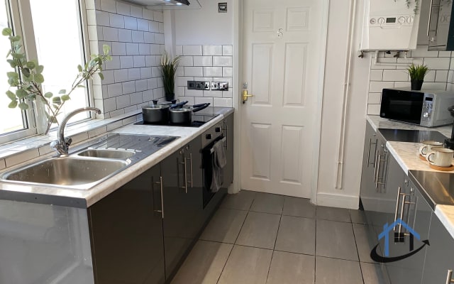Room 4 - Double room, parking, SUPER fast wi-fi, shower