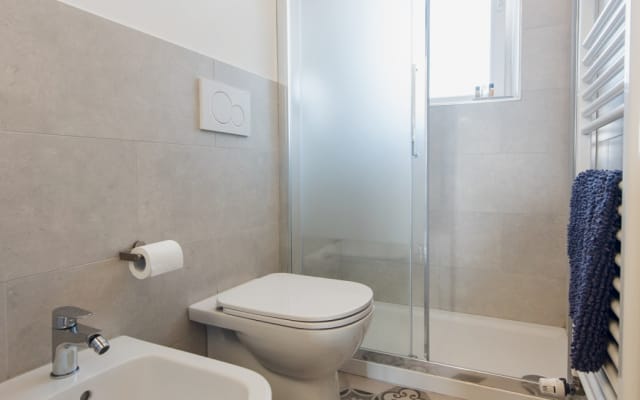 Matteo's listing on misterb&b - IL bagno con bidet e la grande doccia