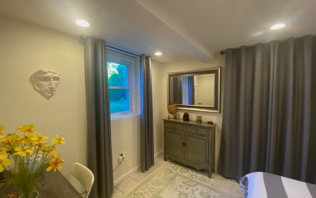 Quite and comfy 1 bedroom w/ gym inside unit & private parking outside
