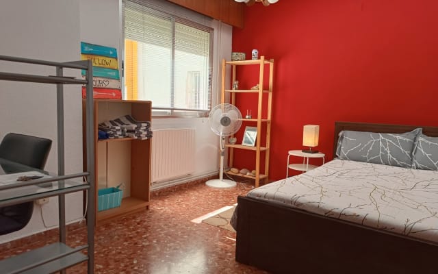 Habitación privada cerca del centro de la ciudad - ropa opcional