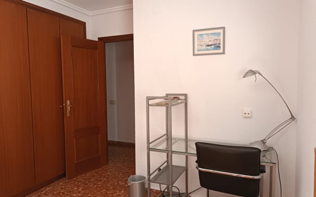 Private room near the city center - clothing optional