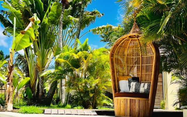 Maison tout confort dans jardin tropical avec piscine