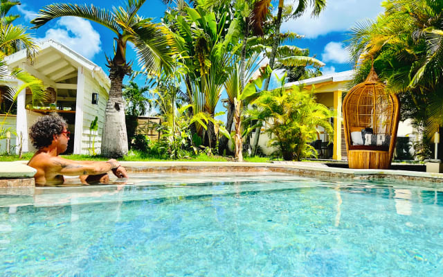 Maison tout confort dans jardin tropical avec piscine