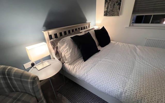 Chambre privée avec salle de bain dans une maison avec parking gratuit près de l'aéroport de Liverpool - Photo 12