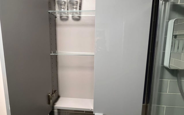 Chambre privée avec salle de bain dans une maison avec parking gratuit près de l'aéroport de Liverpool - Photo 17