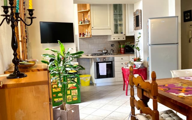 Anúncio de Paolo em misterb&b - Soggiorno con tavolo da pranzo e angolo cottura 