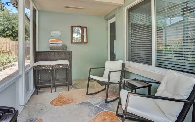 Richard's listing on misterb&b - Screened private patio going towards the back of the house / pool. 