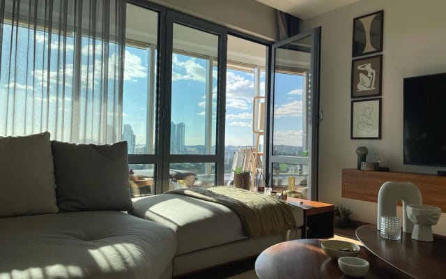 Stunning Modern 1BR Condo w Balcony&Parking+View