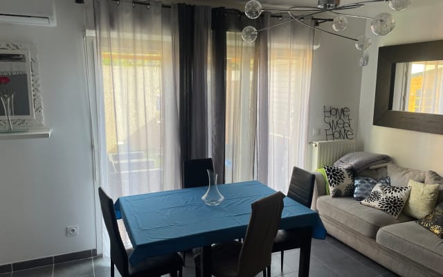 Chambre privée avec salle de bain privée dans une maison confortable