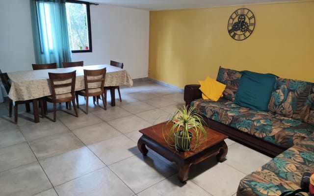 Quarto modesto e calmo na zona da reunião