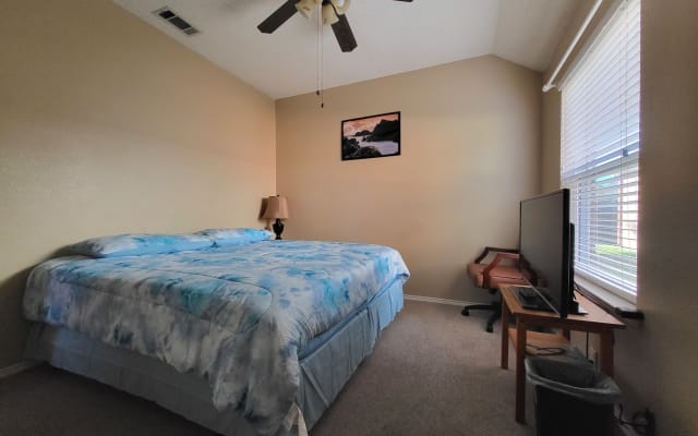 Clean and safe place close to DFW Airport (Room 1)