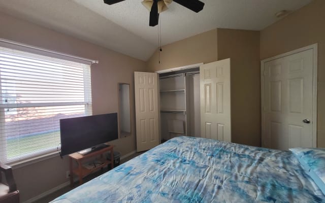 Clean and safe place close to DFW Airport (Room 1)