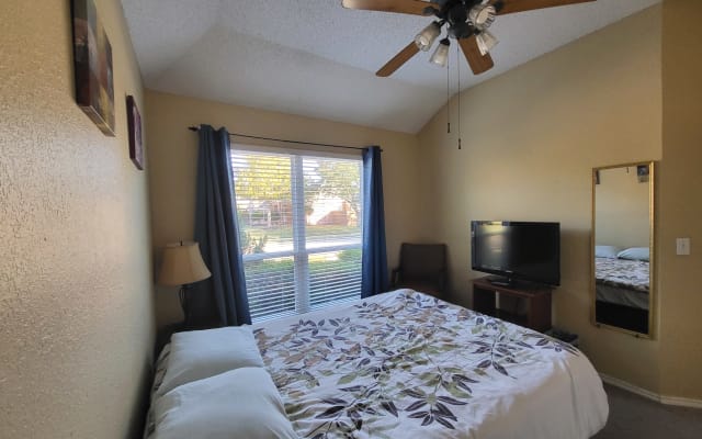 Clean and safe place close to DFW Airport (Room 2)