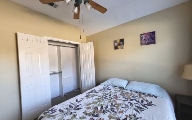 Clean and safe place close to DFW Airport (Room 2)