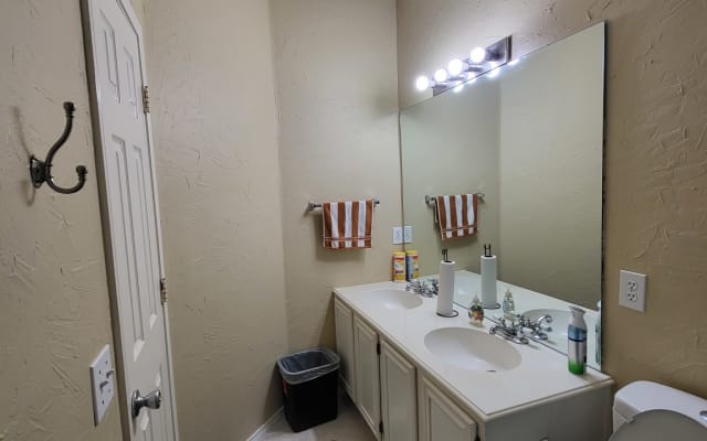 Clean and safe place close to DFW Airport (Room 2)