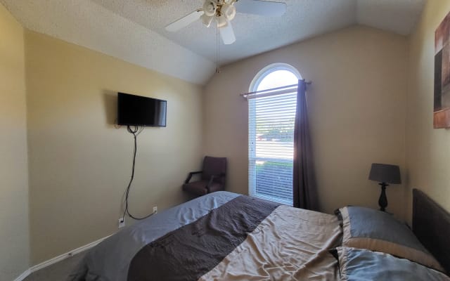 Clean and safe place close to DFW Airport (Room 3)