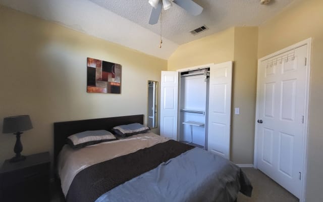 Clean and safe place close to DFW Airport (Room 3)