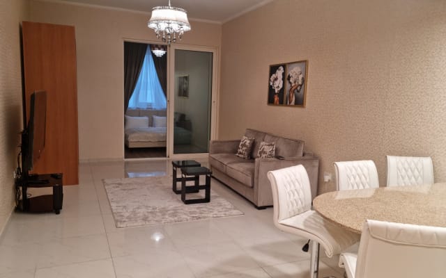 Apartamento acolhedor com piscina, ginásio e acesso à praia