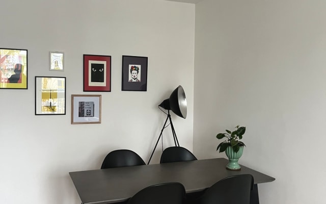 Well connected, bright and shiny room in my apartment