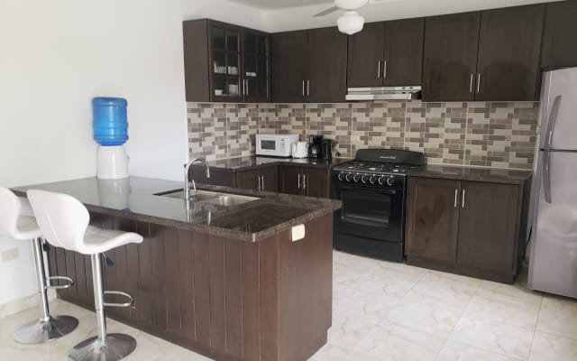 2 bed, gorgeous, spacious *400 sq ft, newly renovated ground floor apt