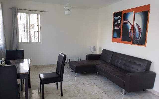 2 bed, gorgeous, spacious *400 sq ft, newly renovated ground floor apt