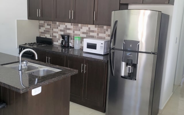 1 bed, gorgeous, spacious, newly renovated 2nd level apt front