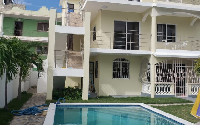 1 bed, gorgeous, spacious, newly renovated 3rd level apt front