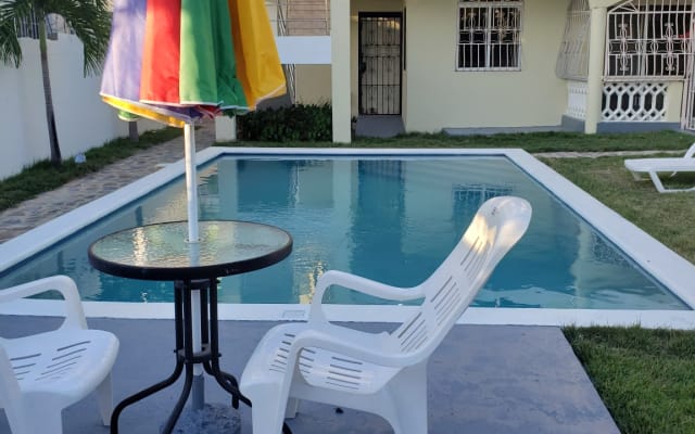 1 bed, gorgeous, spacious, newly renovated 3rd level apt front