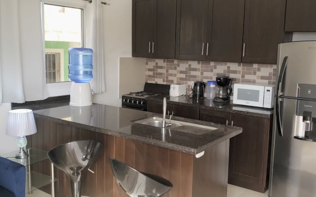 1 bed, gorgeous, spacious, newly renovated 3rd level apt back